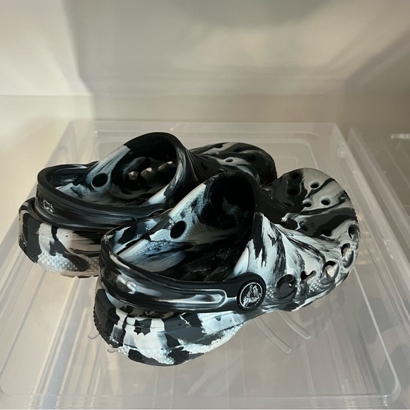 Toddler/Kids black and white marbled crocs - Picture 4 of 4